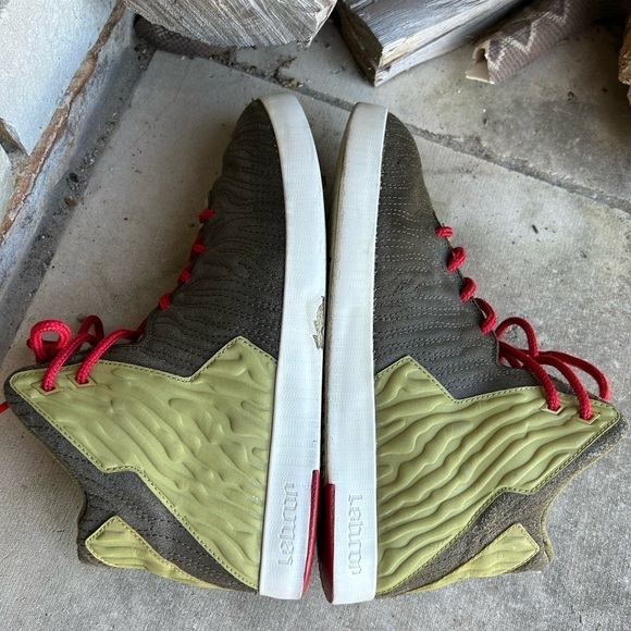 Nike LeBron XI Lifestyle hitop Olive/green red shoe laces mens sneakers Sz-8.5 G - Picture 9 of 14
